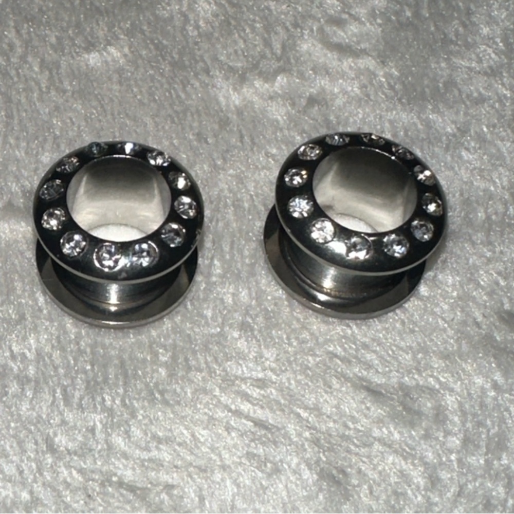 New 10 mm Ear Plugs piercings Earrings lobes never worn